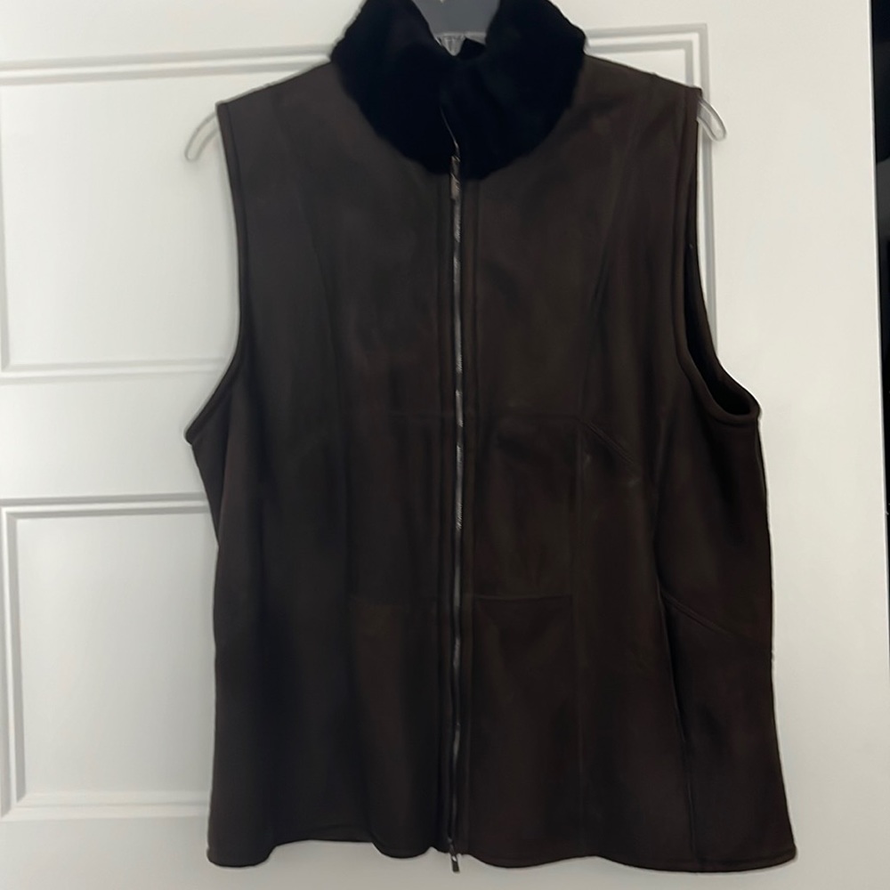 Leather vest with mink color.